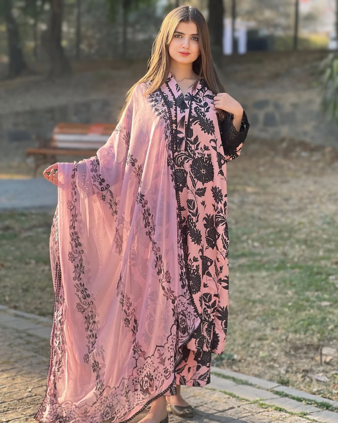 GN-71 || Rossette || Breathable Lawn